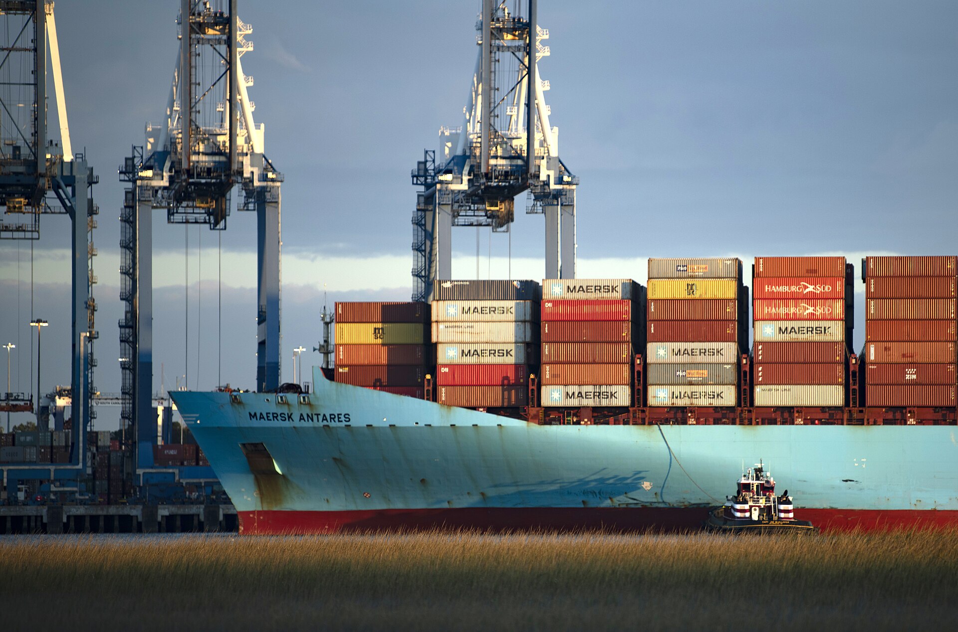 Luchtfoto van een containerterminal met kranen, stapels containers en zeeschepen